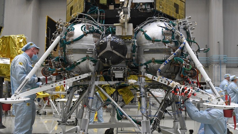 Nhân viên của Hiệp hội Nghiên cứu và Sản xuất S.A. Lavochkin, một công ty hàng không vũ trụ của Nga, xây dựng tàu đổ bộ mặt trăng Luna-25. Ảnh: Sputnik