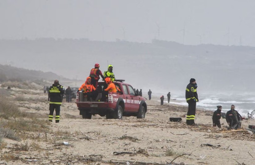 Lực lượng cứu hộ tại Italy tìm kiếm trên bãi biển nơi con tàu chở người di cư bị đắm ngày 26/2. Ảnh: Reuters