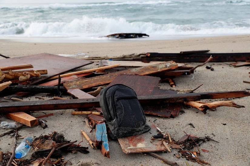 Mảnh vỡ tàu bị đắm cùng đồ đạc của người di cư dạt vào bờ biển tại Italy. Ảnh: Reuters