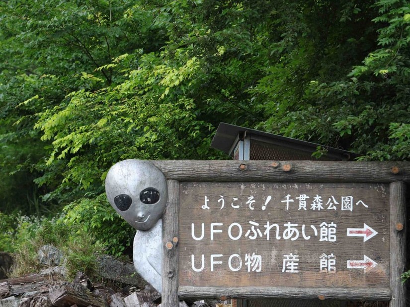 Biển hiệu được trang trí bằng hình ảnh người ngoài hành tinh tại Iinomachi, Fukushima, Nhật Bản. Ảnh: JapanForward