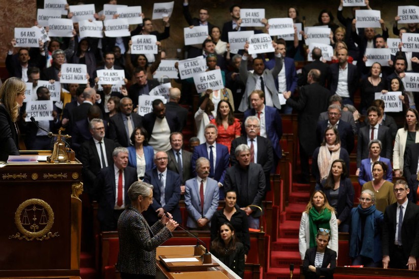 Các thành viên quốc hội của phe đối lập giơ cao các tấm bảng và hát quốc ca Pháp Marseillaise, khi Thủ tướng Pháp Elisabeth Borne phát biểu về dự luật cải cách tuổi nghỉ hưu tại Quốc hội ngày 16/3/2023. Ảnh: Reuters