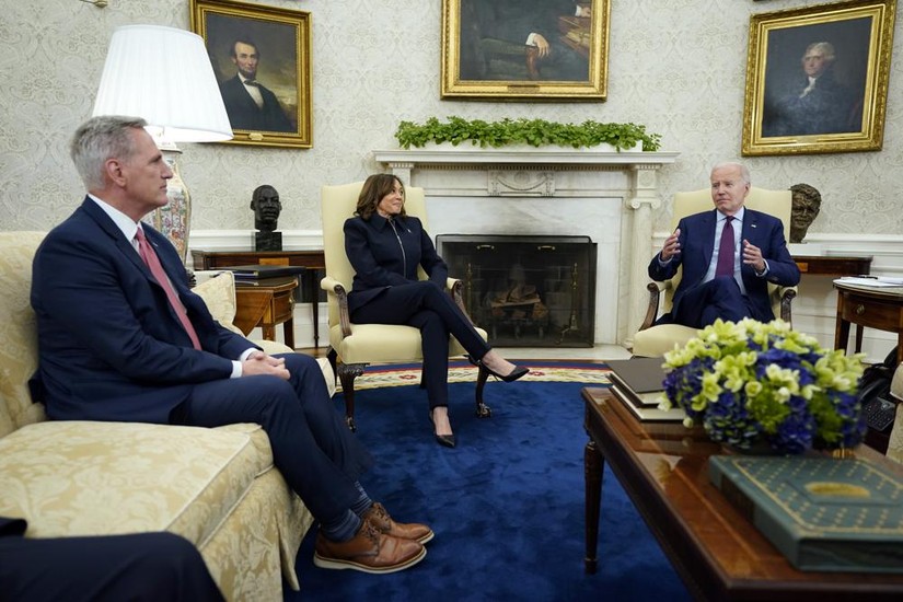 Chủ tịch Hạ viện Kevin McCarthy cùng Phó Tổng thống Kamala Harris lắng nghe Tổng thống Joe Biden phát biểu trong cuộc họp với các nhà lãnh đạo Quốc hội tại Phòng Bầu dục của Nhà Trắng ngày 16/5/2023 ở Washington. Ảnh: AP