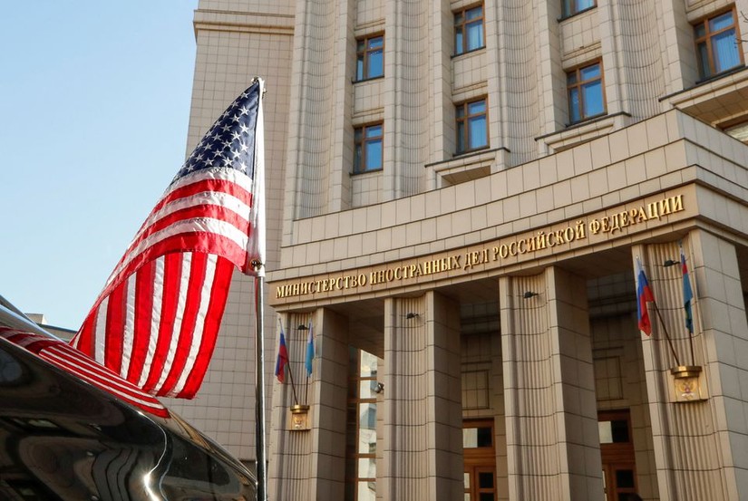 Xe của phái đoàn Mỹ đậu trước trụ sở Bộ Ngoại giao Nga ở Moscow ngày 12/10/2021 sau khi Thứ trưởng Ngoại giao Mỹ Victoria Nuland đến hội đàm với các quan chức Nga. Ảnh: Reuters