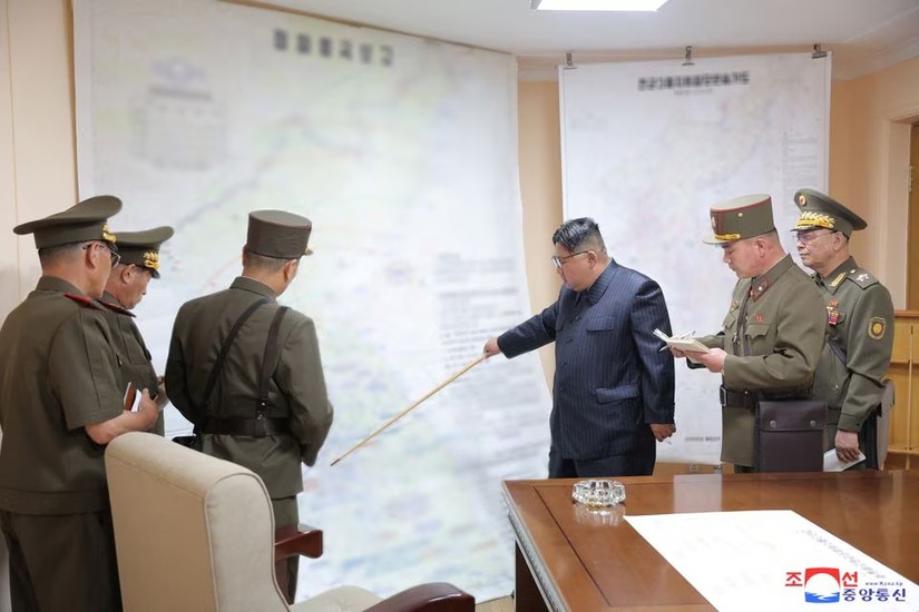Nhà lãnh đạo Triều Tiên Kim Jong đến thăm trung tâm huấn luyện của Bộ Tổng tham mưu Quân đội Nhân dân Triều Tiên (KPA) ngày 31/n8/2023. Ảnh: KCNA