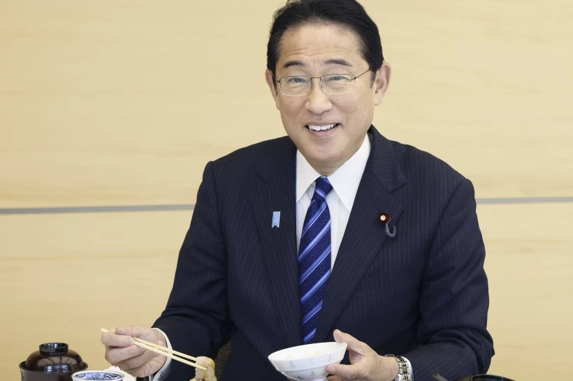 Thủ tướng Nhật Bản Fumio Kishida ăn hải sản từ Fukushima vào bữa trưa tại văn phòng thủ tướng ở Tokyo ngày 30/8/2023. Ảnh: Văn phòng Công vụ Nội các Nhật Bản
