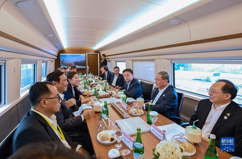 Thủ tướng Trung Quốc Lý Cường cùng các quan chức Indonesia trong chuyến đi thử trên tuyến đường sắt cao tốc Jakarta - Bandung ngày 6/9. Ảnh: Tân Hoa Xã