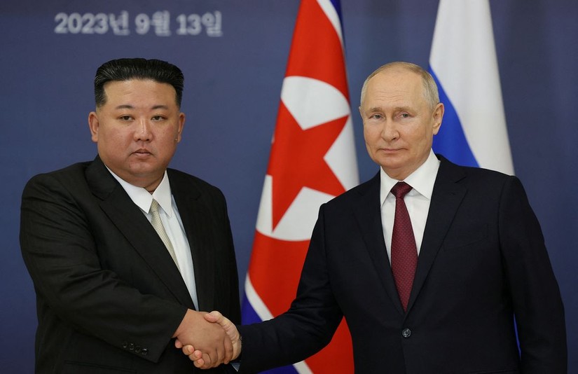Tổng thống Nga Vladimir Putin bắt tay nhà lãnh đạo Triều Tiên Kim Jong Un trong cuộc gặp tại Sân bay vũ trụ Vostochny ở vùng Viễn Đông, Nga, ngày 13/9. Ảnh: Sputnik