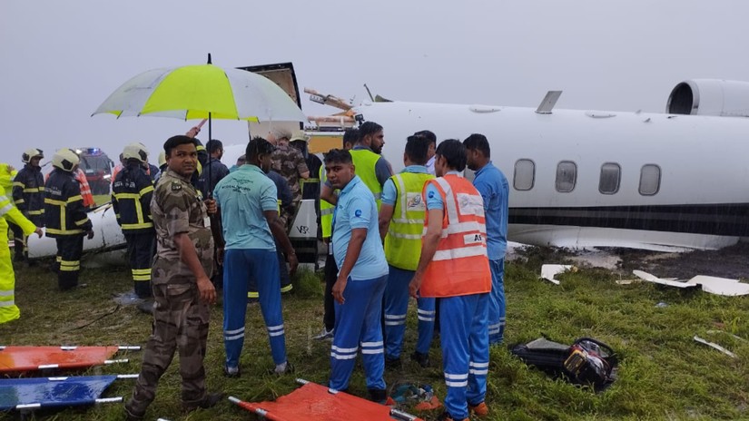 Các nhân viên tại hiện trường vụ máy bay tư nhân rơi tại Mumbai, Ấn Độ ngày 14/9.
