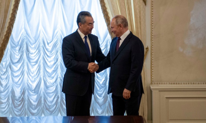 Tổng thống Nga Vladimir Putin và Ngoại trưởng Trung Quốc Vương Nghị tại Moscow, Nga ngày 20/9. Ảnh: Bộ Ngoại giao Trung Quốc