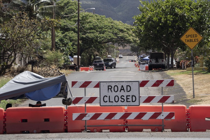 Một trạm kiểm soát do Lực lượng Vệ binh Quốc gia Hawaii thiết lập trên đường Kaniau, Lahaina, Hawaii ngày 24/9/2023. Ảnh: AP