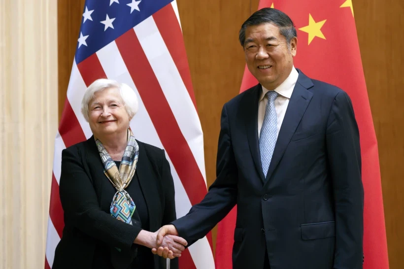 Bộ trưởng Tài chính Mỹ Janet Yellen bắt tay Phó Thủ tướng Trung Quốc Hà Lập Phong trong cuộc gặp tại Nhà khách Điếu Ngư Đài ở Bắc Kinh, Trung Quốc ngày 8/7/2023. Ảnh: AP