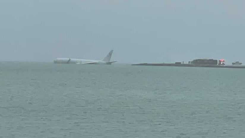 Máy bay P-8 Poseidon của Hải quân Mỹ đã rơi xuống Vịnh Kaneohe ở Oahu, Hawaii ngày 20/11/2023. Ảnh: KHNL/KGMB