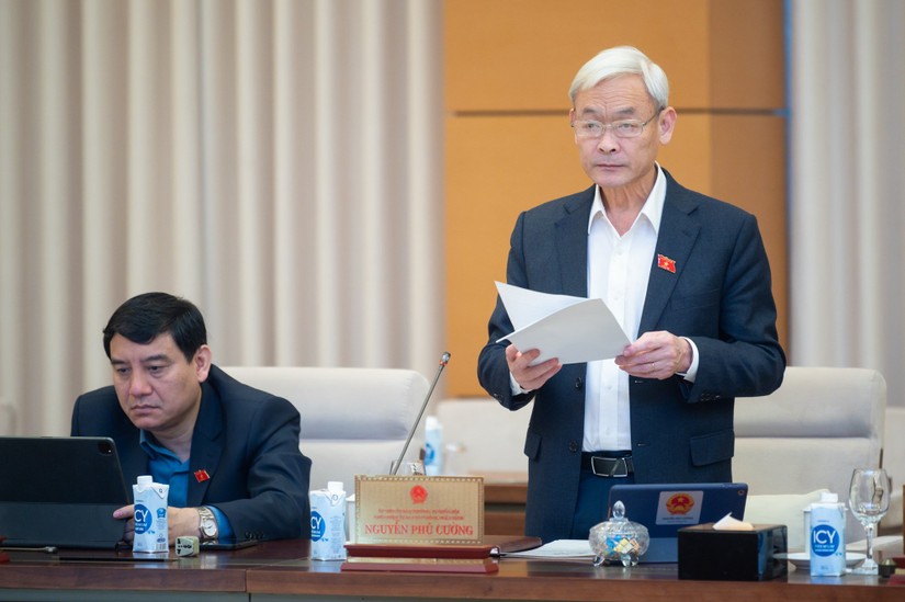 Chủ nhiệm Ủy ban Tài chính, Ngân sách của Quốc hội Nguyễn Phú Cường trình bày báo cáo - Ảnh: quochoi.vn