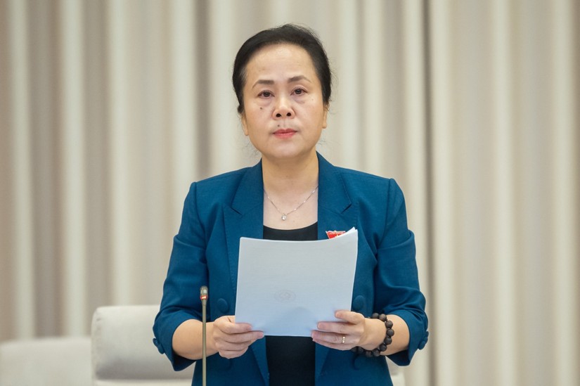 Phó Chủ nhiệm Ủy ban Tài chính, Ngân sách QH Nguyễn Vân Chi trình bày báo cáo thẩm tra - Ảnh: Quochoi.vn 