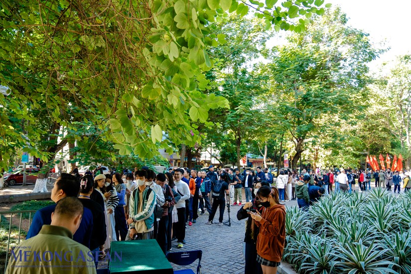 Hà Nội: Người dân xếp hàng dài vào thăm bên trong tháp nước Hàng Đậu