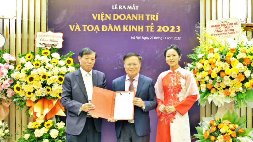 PGS.TS Bùi Tất Thắng, Phó Chủ tịch Hội VASEAN trao quyết định thành lập Viện Doanh Trí.