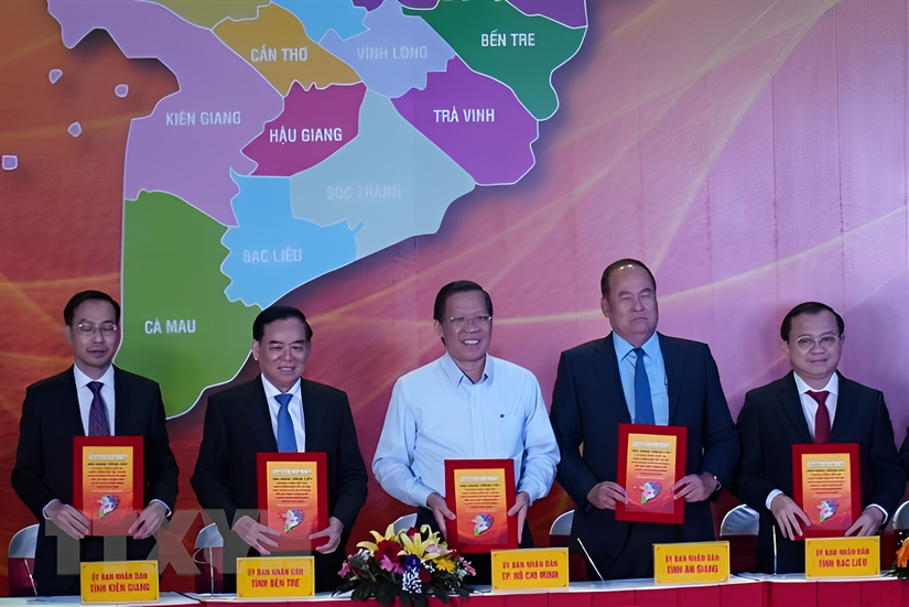 Lãnh đạo các tỉnh, thành vùng Đồng bằng sông Cửu Long và TP HCM ký kết hợp tác phát triển kinh tế - xã hội đến năm 2025. Ảnh: TTXVN.