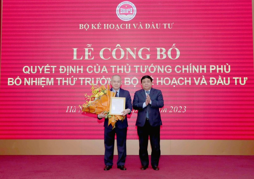 Bộ trưởng KH&ĐT Nguyễn Chí Dũng đã trao Quyết định bổ nhiệm Thứ trưởng Bộ KH&ĐT cho ông Đỗ Thành Trung. Ảnh: MPI.
