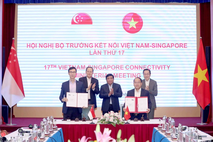 Lễ ký Biên bản hợp tác về đổi mới sáng tạo giữa Trung tâm Đổi mới sáng tạo quốc gia Việt Nam và Trung tâm Công nghệ và Sản xuất tiên tiến (ARTC) Singapore. Ảnh: MPI.