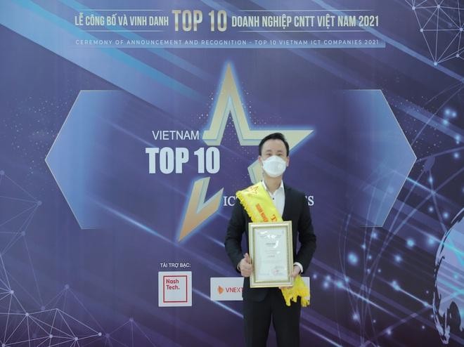 PTGĐ Trần Hải Dương đại diện FPT Telecom International nhận giải thưởng "Top 10 Doanh nghiệp CNTT Việt Nam 2021".