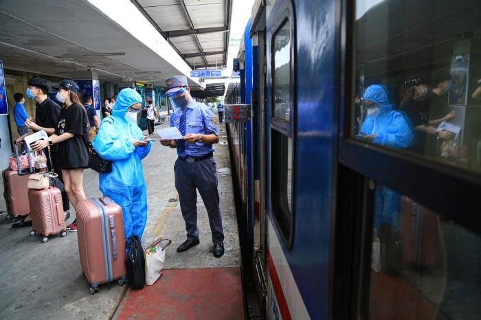 Hàng không, đường sắt vừa mở bán đã “cháy” vé chặng Hà Nội – TP.HCM