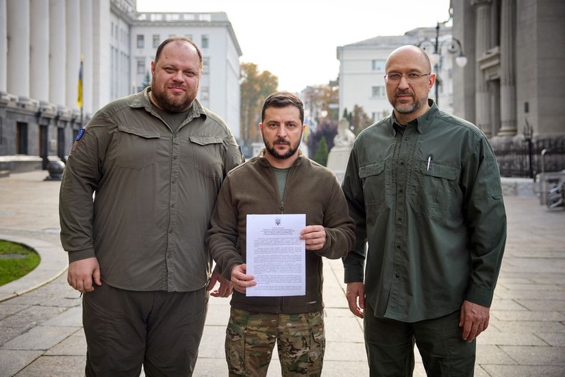Tổng thống Ukraine Volodymyr Zelenskiy, Thủ tướng Denys Shmyhal và Chủ tịch Quốc hội Ruslan Stefanchuk chụp ảnh cùng đơn xin gia nhập liên minh quân sự NATO.