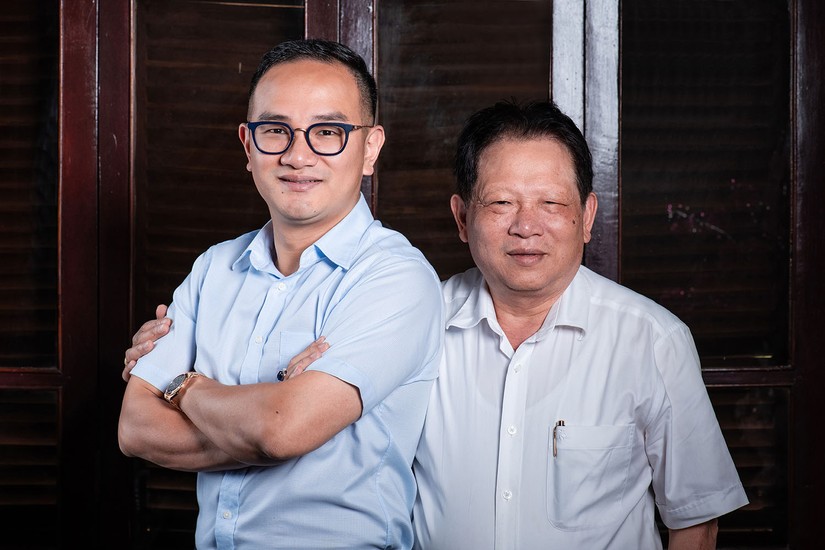 Ông Đào Hữu Huyền – chủ tịch Hóa chất Đức Giang và con trai, Đào Hữu Duy Anh, CEO DGC. Ảnh: Forbes Việt Nam.