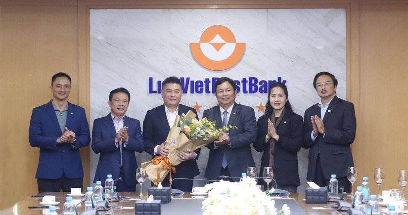 Sau gần hai năm giữ chức vụ Phó Chủ tịch HĐQT, ông Nguyễn Đức Thụy đã chính thức được bầu làm Chủ tịch HĐQT của LienVietPostBank.