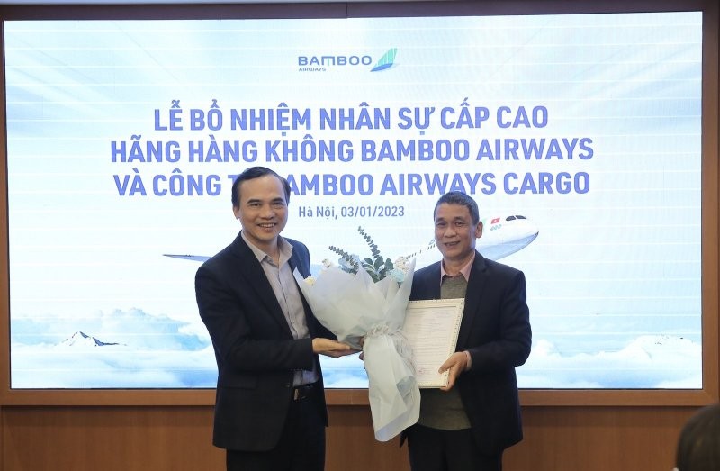 Tổng Giám đốc Bamboo ông Nguyễn Mạnh Quân trao quyết định bổ nhiệm cho ông Phạm Đăng Thanh. Ảnh: Bamboo Airways