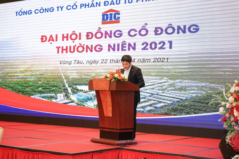 Bên cạnh vai trò Phó Chủ tịch công ty, ông Nguyễn Hùng Cường còn được biết đến là con trai của Chủ tịch HĐQT DIC Corp ông Nguyễn Thiện Tuấn. 