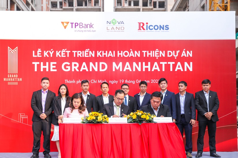 Đại diện Novaland – TPBank – Ricons ký kết hợp tác triển khai xây dựng hoàn thiện dự án The Grand Manhattan. Ảnh: Novaland