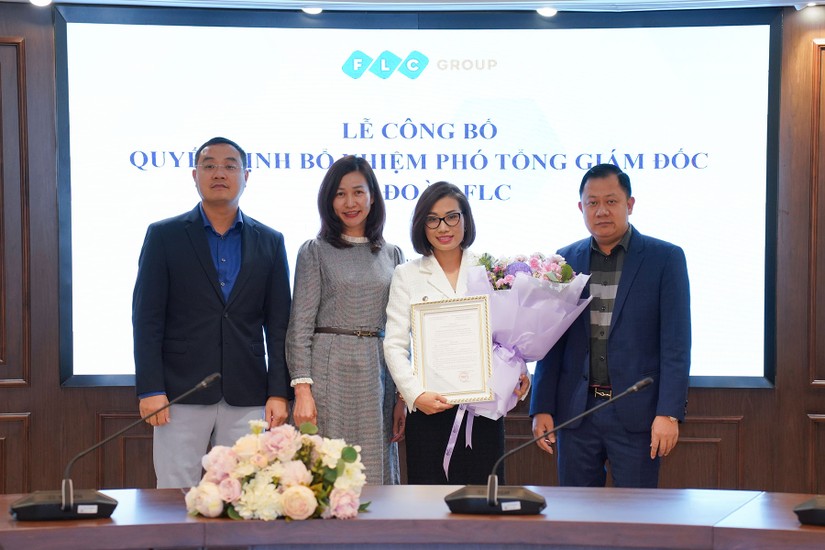 Bà Trần Thị Hương (áo trắng) nhậm chức Phó Tổng giám đốc FLC từ ngày 22/12/2022. Ảnh: FLC