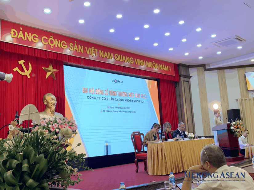 Bà Phạm Minh Hương - Tân Tổng giám đốc VNDirect (ngồi giữa) chủ trì đại hội. Ảnh: Võ Quyền