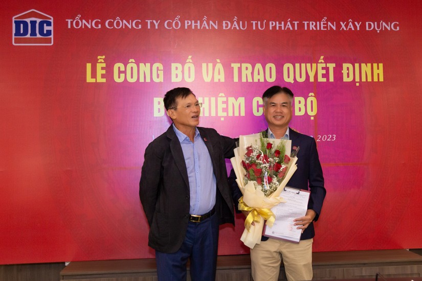 Chủ tịch Nguyễn Thiện Tuấn và ông Hoàng Văn Tăng tại buổi lễ bổ nhiệm chức vụ Chủ tịch Ủy ban Đầu tư. Ảnh: DIG