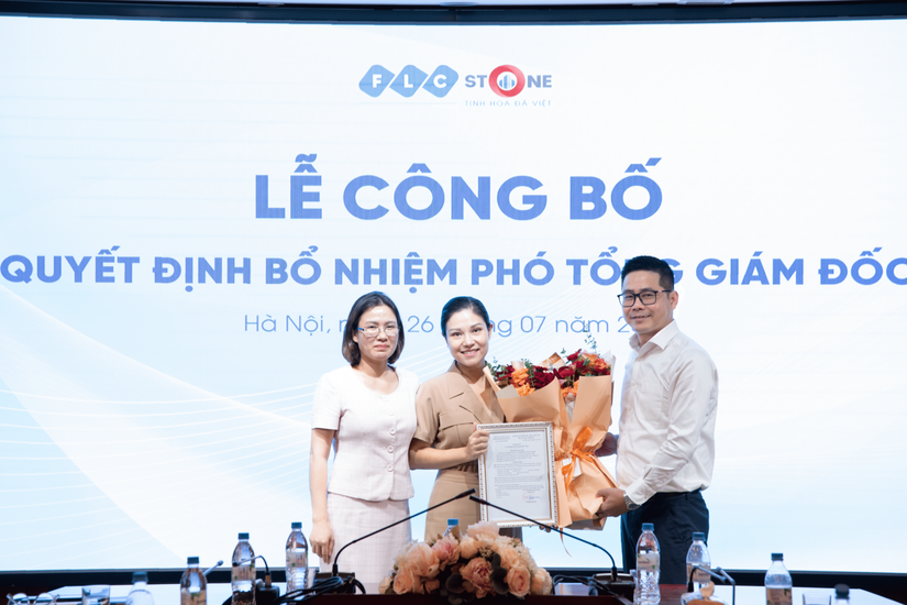 Bà Hoàng Thanh Phương nhận quyết định bổ nhiệm Phó Tổng Giám Đốc tại FLC STONE. Ảnh: AMD