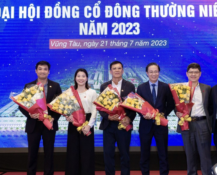 Hội đồng quản trị DIC Corp nhiệm kỳ 2023 - 2027, dẫn đầu bởi Chủ tịch Nguyễn Thiện Tuấn (giữa). Ảnh: DIC Corp