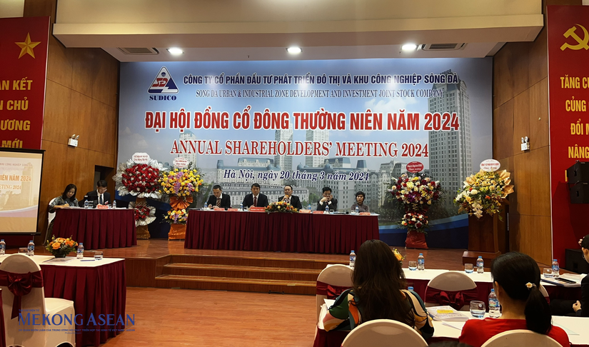 Chủ tịch Đỗ Văn Bình (ngồi giữa) chủ trì ĐHĐCĐ thường niên 2024 của Sudico. Ảnh: Minh Phong - MekongASEAN