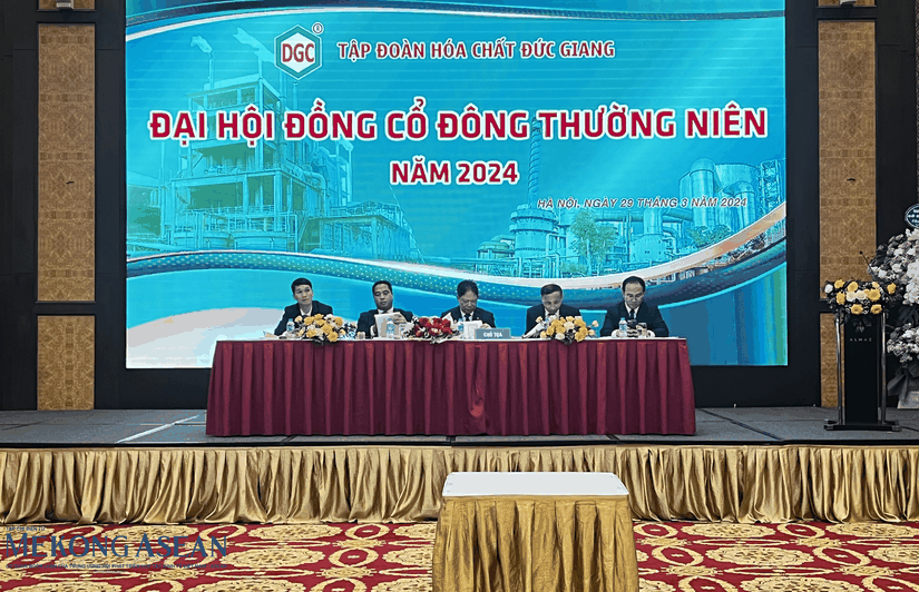 Chủ tịch Đào Hữu Huyền (giữa) chủ trì đại hội. Ảnh: Minh Phong