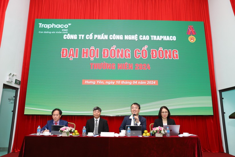 Chủ tịch HĐQT Vũ Năng Liêu (thứ hai từ trái sang) chủ trì cuộc họp. 