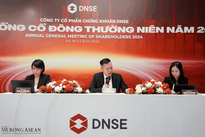 Chủ tịch DNSE Nguyễn Hoàng Giang chủ trì đại hội.