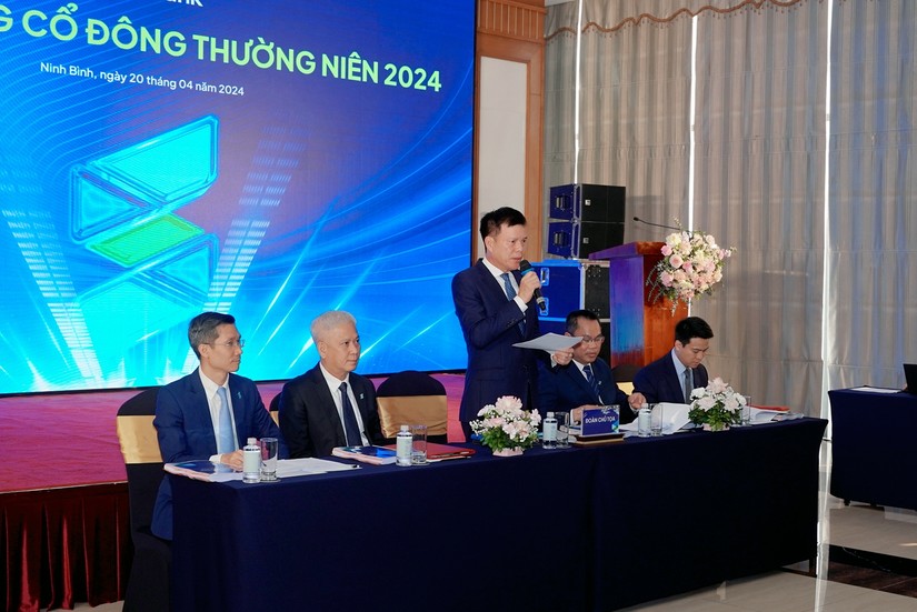 Chủ tịch HĐQT Phạm Mạnh Thắng (giữa) phát biểu tại Đại hội. 