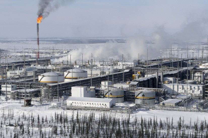 Giá dầu có thể tăng trở lại trên 100 USD khi các nhà giao dịch đánh giá lệnh cấm SWIFT của Nga. Nguồn: Reuters.