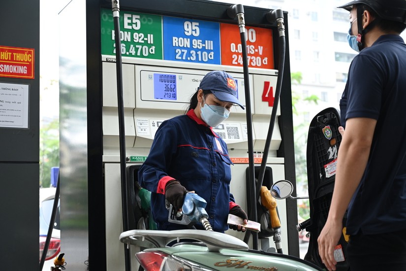 Giá xăng quay đầu tăng gần 700 đồng/lít từ chiều ngày 21/4. Ảnh: Quách Sơn.
