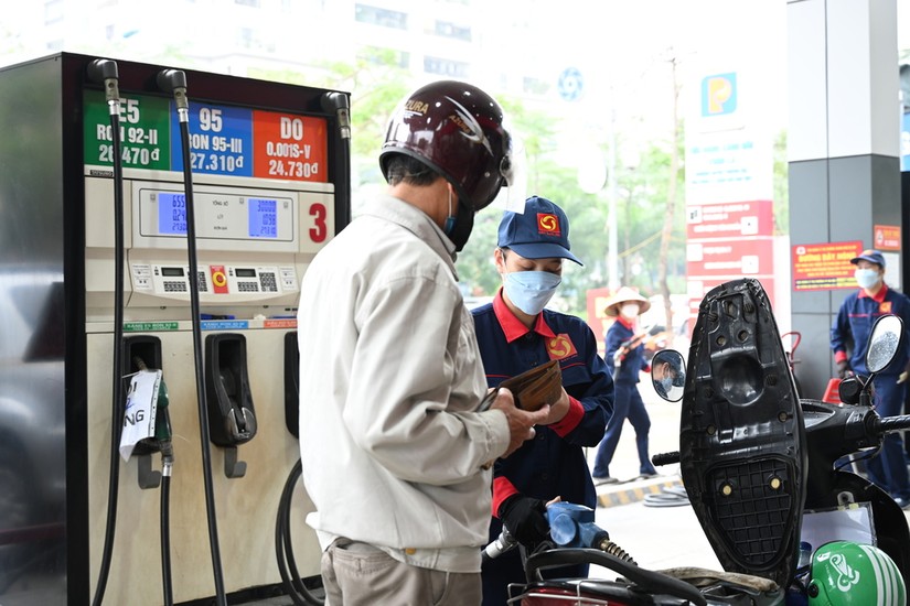 Giá xăng dầu trong nước được dự báo sẽ tăng trở lại sau kỳ nghỉ lễ. Ảnh: Quách Sơn.