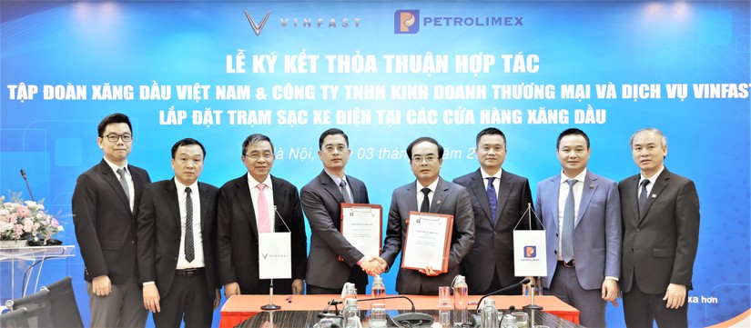 Vinfast ký kết hợp tác lắp đặt trạm sạc xe điện tại các cửa hàng xăng dầu Petrolimex. 