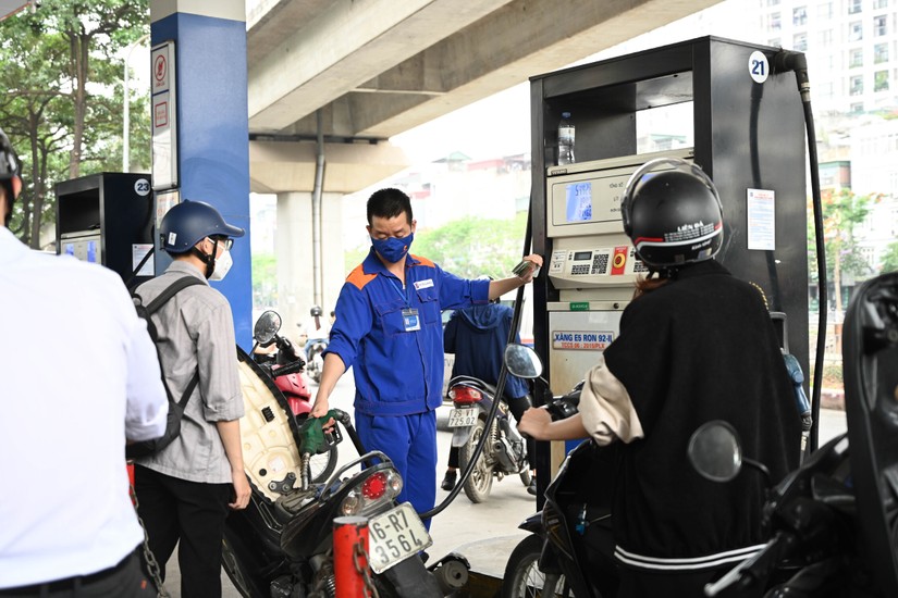 Giá xăng tiếp tục tăng, tiến sát mốc 33.000 đồng/lít. Ảnh: Quách Sơn.