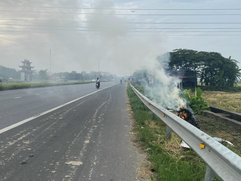 Hành vi đốt rơm rạ gần đường giao thông sẽ bị phạt đến 3 triệu đồng. 