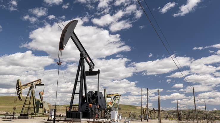 Giá dầu thế giới neo dưới mốc 100 USD/thùng lần đầu tiên kể từ tháng 4/2022. Nguồn: Getty Images.