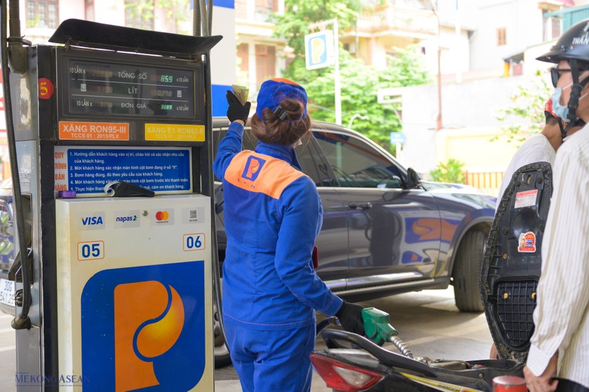 Giá xăng tiếp tục giảm mạnh hơn 3.000 đồng/lít. Ảnh: Quách Sơn.