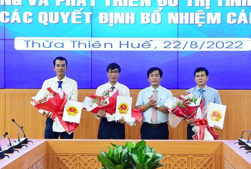 Chủ tịch UBND tỉnh Nguyễn Văn Phương trao quyết định bổ nhiệm cán bộ lãnh đạo quản lý của Ban. Nguồn: Thuathienhue.gov.vn.